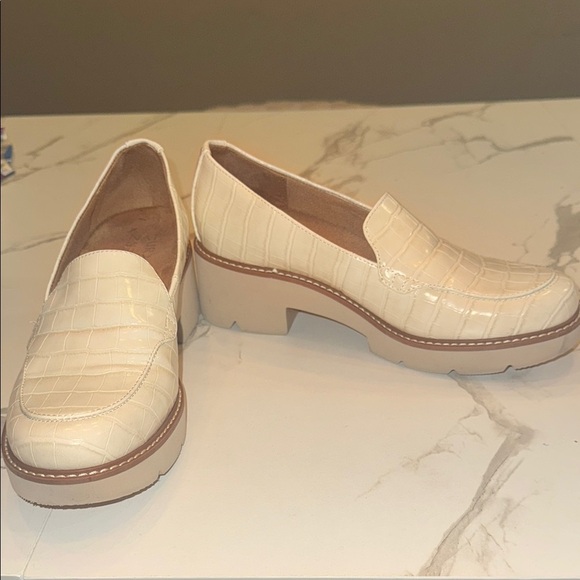 Naturalizer Shoes - Naturalizer Cream Loafers with Moccasin Toe and Flexible Sole